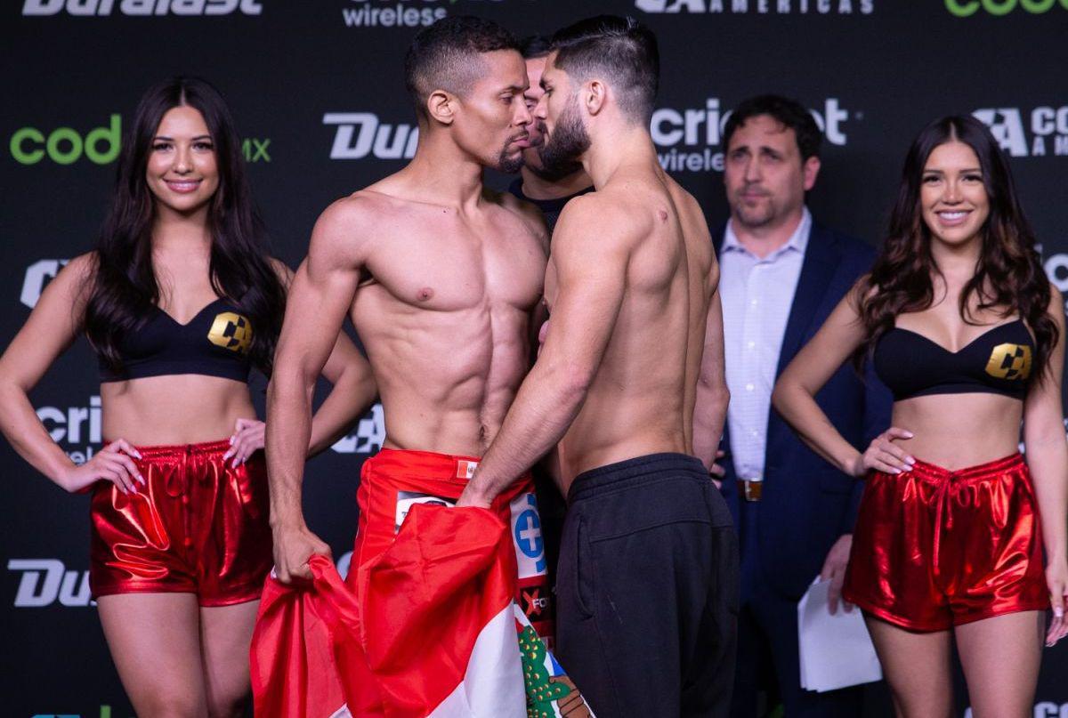 El intenso careo entre Gonzales (izq.) y el mexicano Gutiérrez (der.). (Combate Américas)