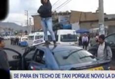 Cajamarca: hace pataleta en techo de taxi porque su novio la dejó