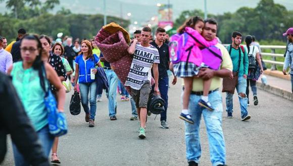 Migrantes venezolanos en Colombia, llegan por el puente internacional Simon Bolivar. Foto: El Nacional de Venezuela/ GDA
