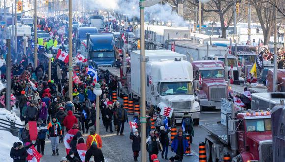 Los partidarios llegan a Parliament Hill para el Freedom Truck Convoy para protestar contra los mandatos y restricciones de la vacuna Covid-19 en Ottawa, Canadá. (Foto: Lars Hagberg / AFP)