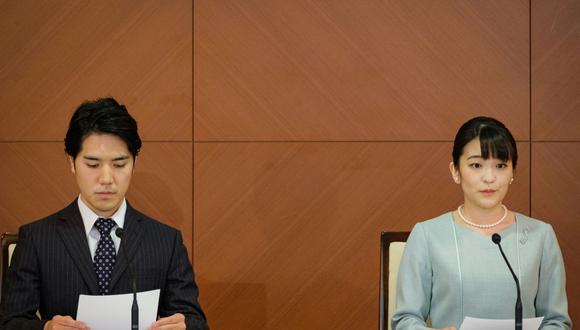 La ex princesa de Japón Mako y su esposo Kei Komuro hablan durante una conferencia de prensa para anunciar su matrimonio. (Nicolas Datiche / POOL / AFP).