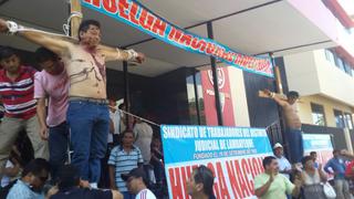 Chiclayo: trabajadores del Poder Judicial se crucificaron
