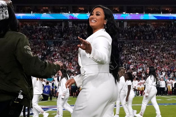 Así salió Demi Lovato, muy feliz tras haber entonado el himno nacional de los Estados Unidos en el Super Bowl 2020. (foto: AFP)