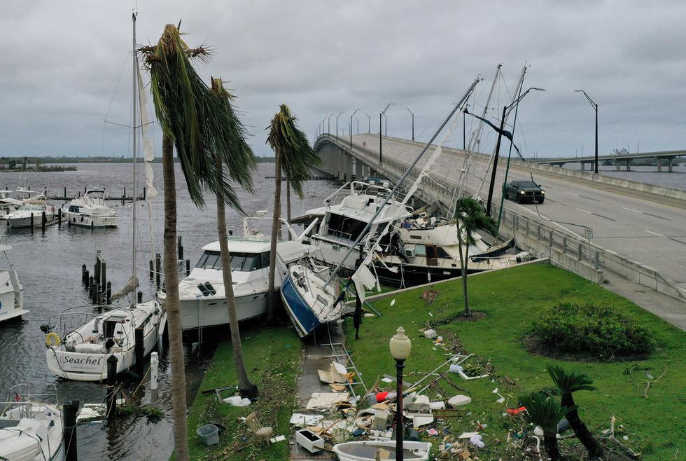 Los barcos son empujados hacia arriba en una calzada después de que el huracán Ian pasara por el área el 29 de septiembre de 2022 en Fort Myers, Florida. (Joe Raedle/Getty Images/AFP)