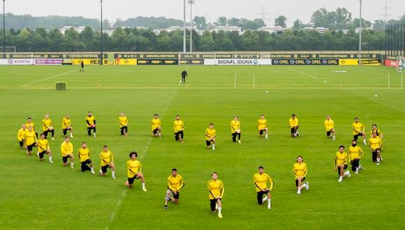 La plantilla del Borussia Dortmund se arrodilla en homenaje a George Floyd