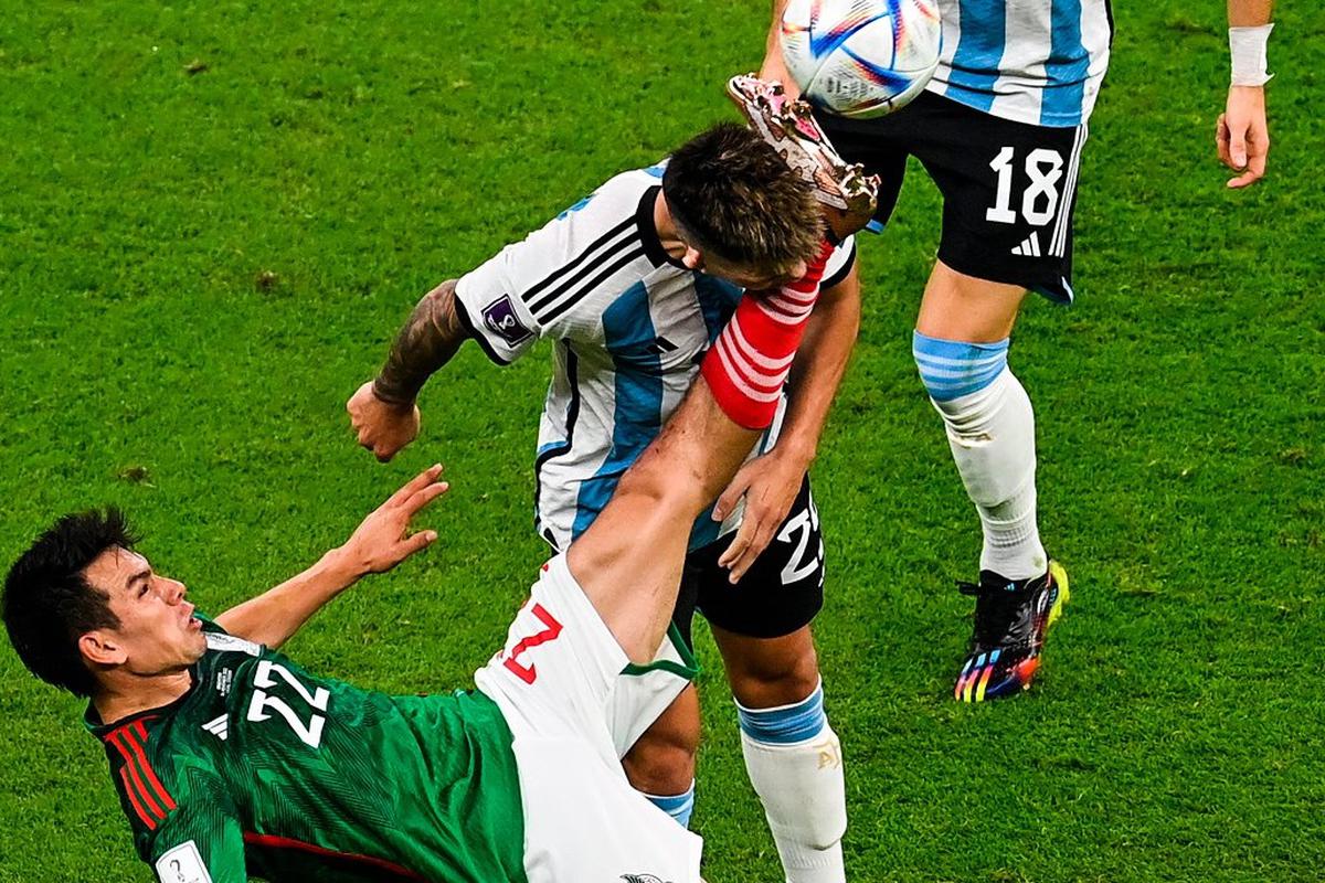 Argentina defender Lisandro Martinez kicked in the face by Mexico's Hirving  Lozano in heated World Cup match