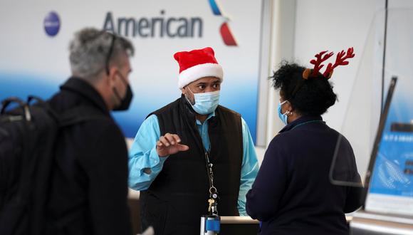 Imagen referencial. Un pasajero habla con un trabajador de una aerolínea en el Aeropuerto Nacional Ronald Reagan de Washington, en Arlington, Virginia, el 22 de diciembre de 2020. (REUTERS/Kevin Lamarque).
