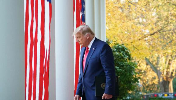 El presidente de Estados Unidos, Donald Trump, camina por la Casa Blanca para una conferencia de prensa el 13 de noviembre de 2020. (Foto de MANDEL NGAN / AFP).