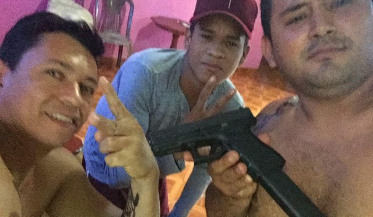 Arnold Emanuel Díaz López, alias ‘Callampón’, delincuente que aparece en la foto con un arma en la mano, era uno de los brazos operativos del cabecilla 'Fabio' en Puerto Maldonado.