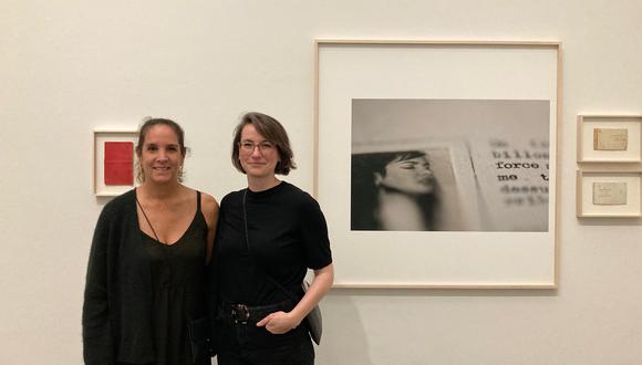 La peruana Astrid Jahnsen y la curadora Franziska Kunze en la exposición "De rodillas". (Foto: Difusión)