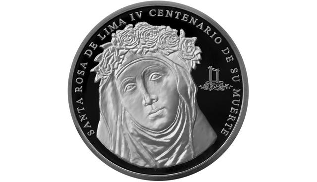 En el reverso de la moneda, figura el rostro de Santa Rosa, a un lado una representación del pozo ubicado en su santuario y alrededor el texto SANTA ROSA DE LIMA IV CENTENARIO DE SU MUERTE.