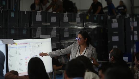 Integrantes de las Juntas Electorales Departamentales, en el Centro de Operaciones del Proceso Electoral en Ciudad de Guatemala, Guatemala, el 5 de julio de 2023. (Foto de Edwin Bercián / EFE)