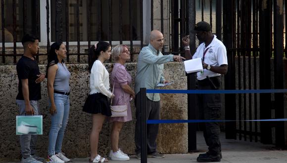 La gente hace fila frente a la embajada de Estados Unidos el día de su reapertura para los servicios consulares y de visas en La Habana, Cuba, el miércoles 4 de enero de 2023. (Foto AP/Ismael Francisco)