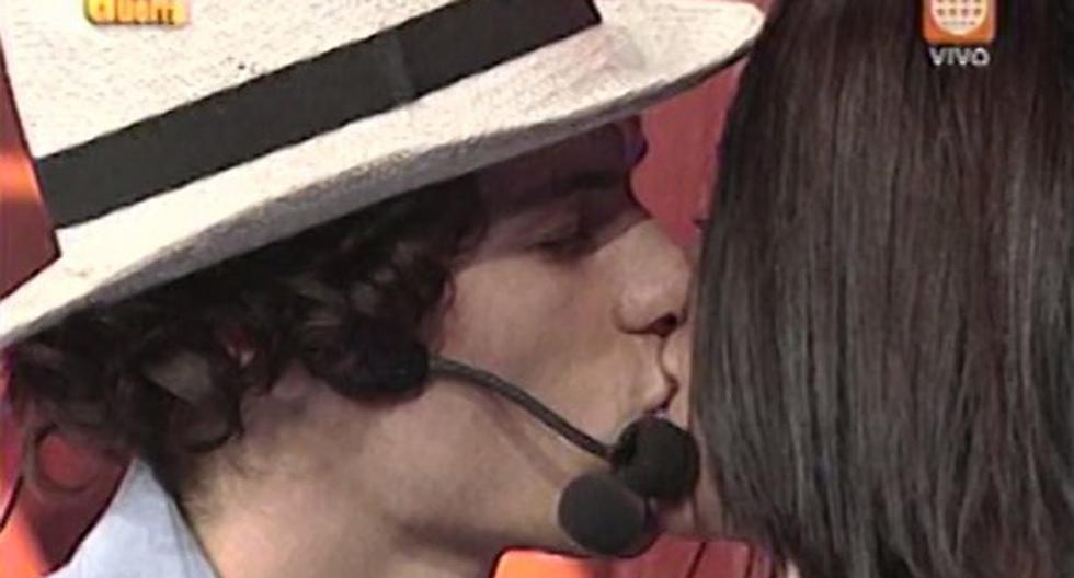 Patricio Parodi y Sheyla Rojas se dieron tierno beso en Esto es guerra. (Foto: Captura América TV)