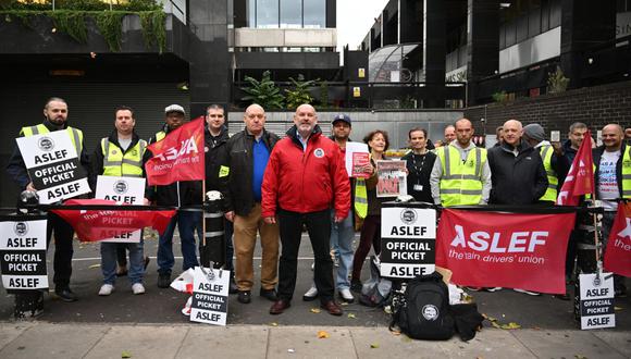 Mick Whelan, secretario general del sindicato ASLEF (Sociedad Asociada de Ingenieros de Locomotoras y Bomberos), se une a un piquete frente a la estación de Euston en Londres el 5 de octubre de 2022. (Foto de JUSTIN TALLIS / AFP)