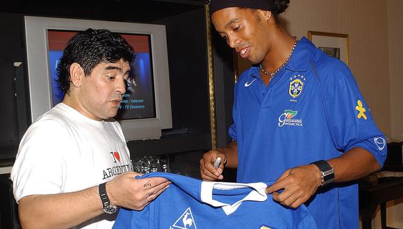 El astro argentino Diego Armando Maradona utilizó su cuenta de Facebook para dedicarle afectuosas palabras al brasileño Ronaldinho. (Foto: AFP)