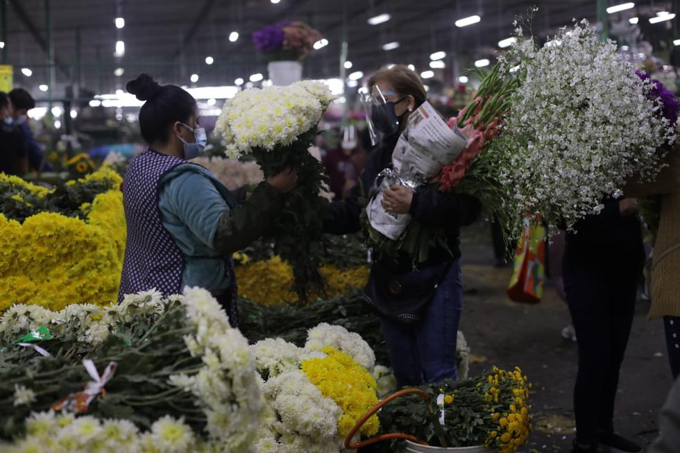 Vendedores de flores lamentan el cierre de los cementerios el 1 y 2 de  noviembre | FOTO | NNDC | LIMA | EL COMERCIO PERÚ