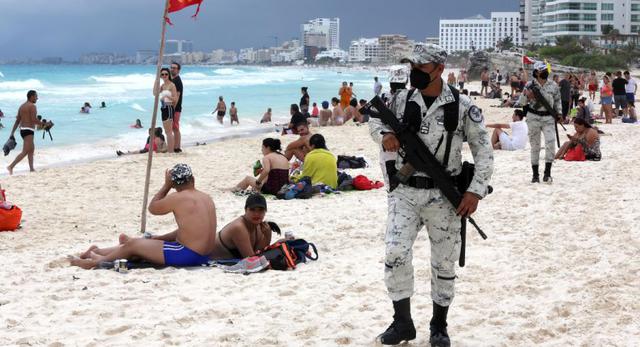 Personal del Batallón Turístico de la Guardia Nacional resguardan las playas hoy, en el balneario de Cancún, estado de Quintana Roo (México). (EFE/Alonso Cupul)