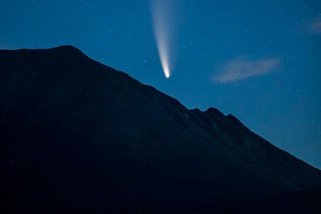 FOTO 1 DE 5 | Desde que la NASA lo detectó el pasado 27 de marzo, los amantes de la astronomía a nivel mundial sabían que el paso del cometa Neowise sería, sin lugar a dudas, el espectáculo celestial de la década. | Crédito: @jwalter1337 en Twitter. (Desliza hacia la izquierda para ver más fotos)
