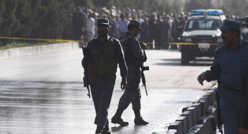 Policías afganos tras ataque suicida en Kabul. (Foto: EFE)