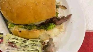 Mujer halla un dedo humano dentro de una hamburguesa en un restaurante de Bolivia