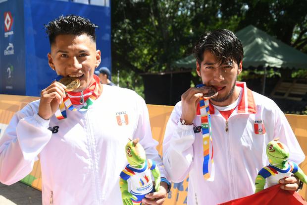 César Rodríguez y Luis Henry Campos, con sus medallas. El primero logró el oro y el segundo bronce en los 35km de marcha. (Foto: COP)
