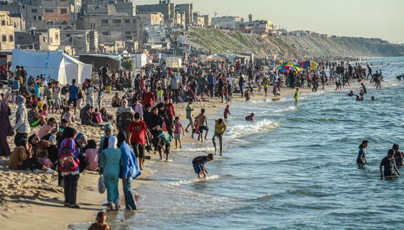 Los palestinos se reúnen en la playa de Deir el-Balah, en el centro de la Franja de Gaza, el 17 de abril de 2024, en medio del conflicto en curso entre Israel y el grupo militante Hamas. Foto: AFP