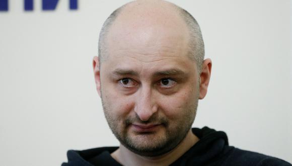 El martes, la esposa de Arkady Babchenko dijo haber encontrado al periodista tendido frente a la entrada de su apartamento con heridas de bala en la espalda. Un día después se reveló que todo fue un engaño. (Reuters)