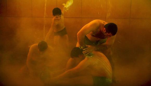 Una familia iraní disfruta de un baño caliente de minerales en la ciudad norteña de Sarein. 