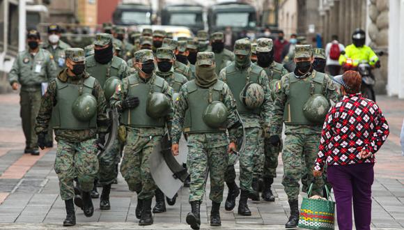 Miembros de las Fuerzas Armadas se encuentran desplegados en los alrededores del Palacio Presidencial de Carondelet el martes. (CRISTINA VEGA RHOR / AFP).