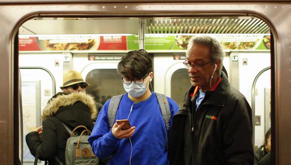 Un hombre usa una mascarilla en el metro el 8 de marzo de 2020 en la ciudad de Nueva York. Kena Betancur / AFP)