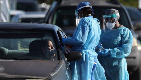 Los trabajadores de la salud realizan pruebas en un sitio de prueba de COVID-19 en el Dan Paul Plaza en Miami, Florida. (Foto: Joe Raedle / Getty Images / AFP).