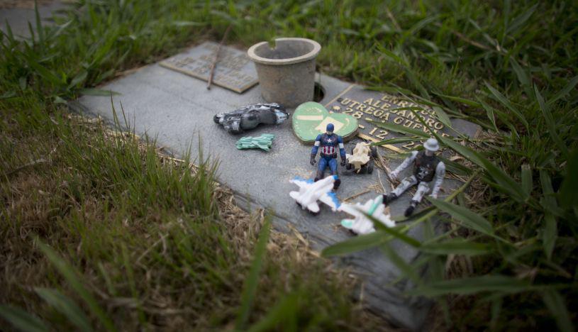 Denuncian robo masivos de lápidas de bronce en cementerios de Venezuela. (Foto: AP)