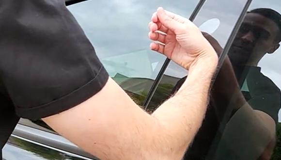 Ahora el usuario de Twitter puede abrir su auto Tesla pasando la mano sobre una de las columnas del auto. (Imagen: @BrandonDalaly)