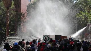 Chile: Informe advierte que agua lanzada contra manifestantes lleva gas pimienta y soda cáustica