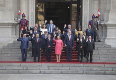 Dina Boluarte saluda a Gustavo Adrianzén y al gabinete antes de que pidan voto de confianza al Congreso