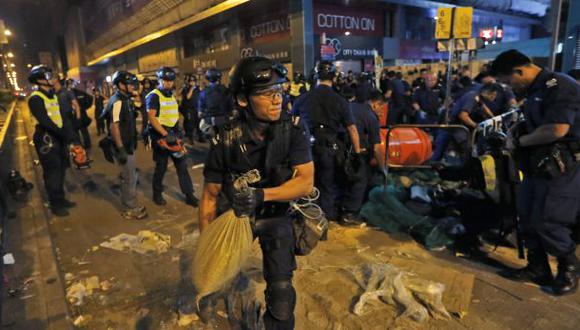 Hong Kong: Policía inició el desalojo de los manifestantes