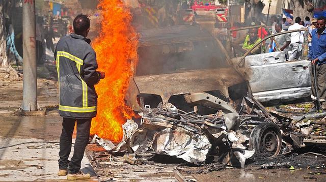 Devastador atentado con coche bomba deja 3 muertos en Somalia - 1