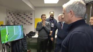 Mourinho y Gary Neville reaccionaron de forma particular al observar el blooper de De Gea [VIDEO]