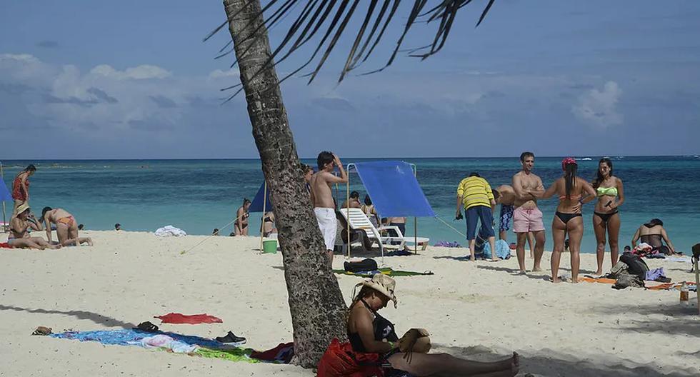 An Italian tourist died after being attacked by a shark on a beach in San Andrés