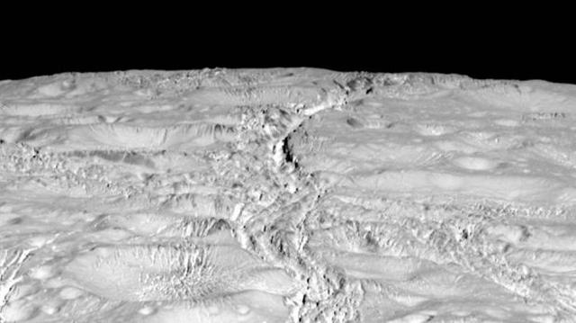 Nuevas imágenes muestran red de grietas en luna de Saturno - 1