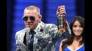 Mayweather vs. McGregor: peleador de UFC se apareció a conferencia con una botella de whisky