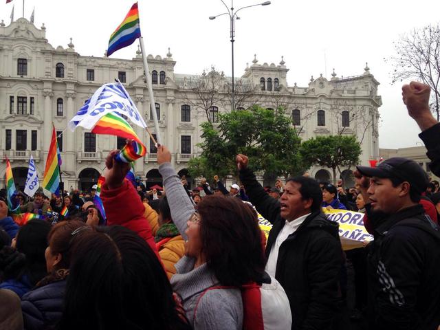 Docentes realizaron concentración en la plaza San Martín. (Foto: Juan Guillermo Lara / El Comercio)