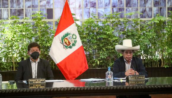 Bellido (izq.) también subrayó que “para poder concretar las diferentes iniciativas que tiene la población se tiene que desmontar todo el aparato que no lo permite”. (Foto: PCM)