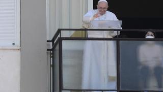 El papa Francisco saluda a los fieles desde el balcón del hospital donde está internado por operación de colon