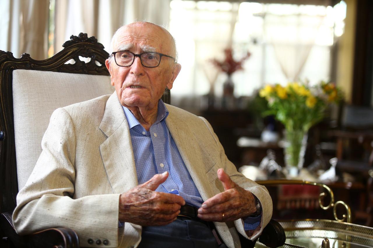 José Agustín de la Puente fue considerado como uno de los grandes nonagenarios del país. También fue abogado, maestro universitario, genealogista y más. (Hugo Pérez/Archivo El Comercio)