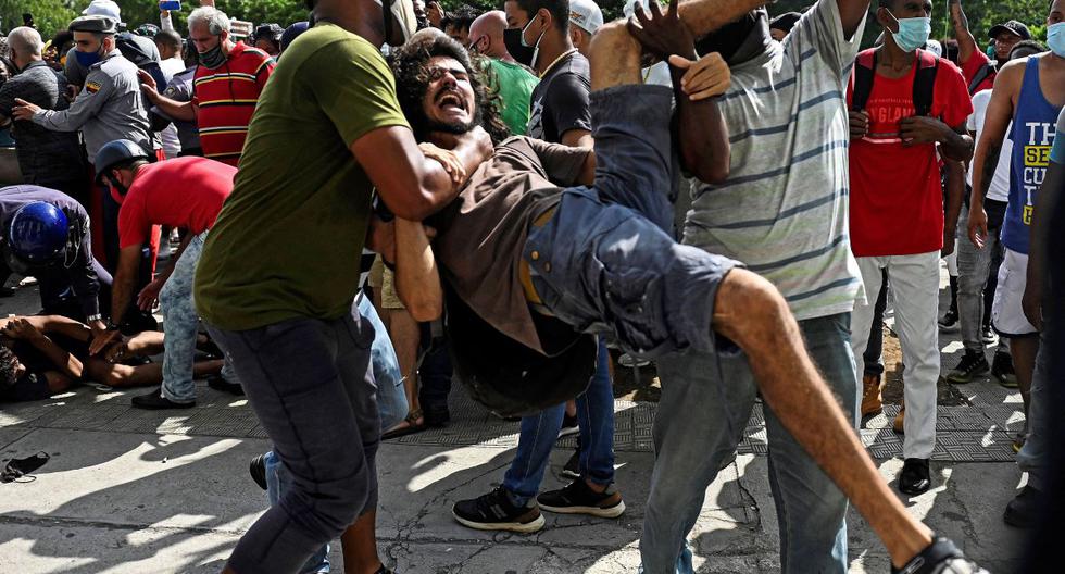 Imagen de las protestas del 11 de julio del 2021 en Cuba. Se ve a un hombre siendo arrestado durante una de las manifestaciones contra el gobierno del presidente de Cuba, Miguel Díaz-Canel, en La Habana. (YAMIL LAGE / AFP).