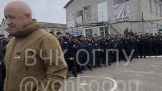 “Son ellos o vuestros hijos”: el video que muestra al jefe del grupo mercenario Wagner reclutando a presos rusos para la guerra