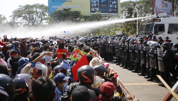 La policía dispara cañones de agua a los manifestantes mientras continúan las protestas contra el golpe militar en Myanmar. (Foto de STR / AFP).