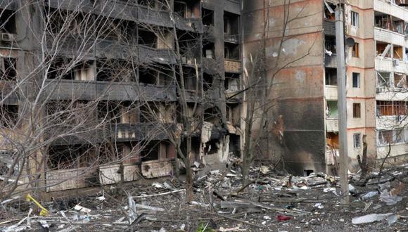 Los restos calcinados de un edificio destruido por los bombardeos del ejército ruso en la segunda ciudad ucraniana más grande de Kharkiv, en el este de Ucrania. (Foto de Serguéi BOBOK / AFP)